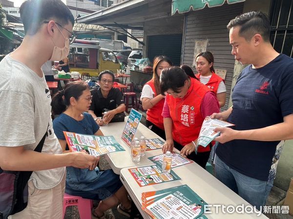 ▲房屋租金補貼政策3日開跑，立委蔡培慧於夜市「擺攤」親自為民眾申請。（圖／蔡培慧服務團隊提供，下同）