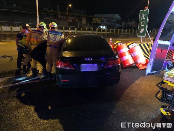 ▲▼             台74快速道路14公里處今(5)日凌晨2時27分發生車禍。（圖／民眾提供）