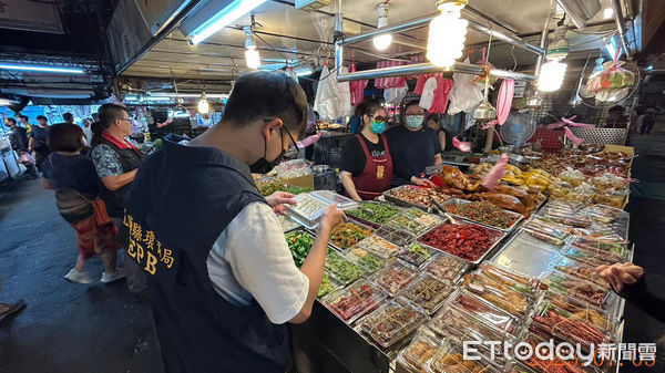▲▼禁用PVC材質包裝食品，花蓮環保局動員針對傳統市場展開稽查。（圖／花蓮縣政府提供，下同）