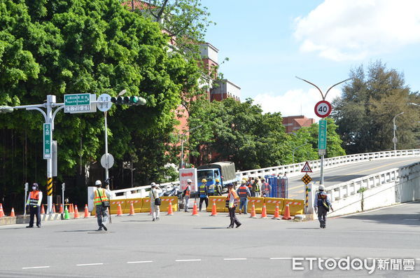 ▲因應鐵路地下化工程，台南市開元陸橋自5日起施工封閉，交通局長王銘德也率隊前往現場觀察封橋後鄰近周遭替代道路交通狀況。（圖／記者林悅翻攝，下同）