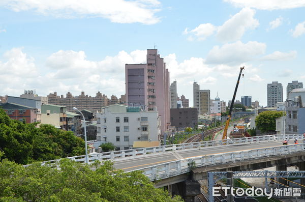 ▲因應鐵路地下化工程，台南市開元陸橋自5日起施工封閉，交通局長王銘德也率隊前往現場觀察封橋後鄰近周遭替代道路交通狀況。（圖／記者林悅翻攝，下同）