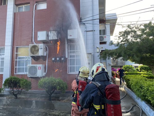 ▲彰化員林市山腳路及舊館派出所發生火警。（圖／記者唐詠絮翻攝）