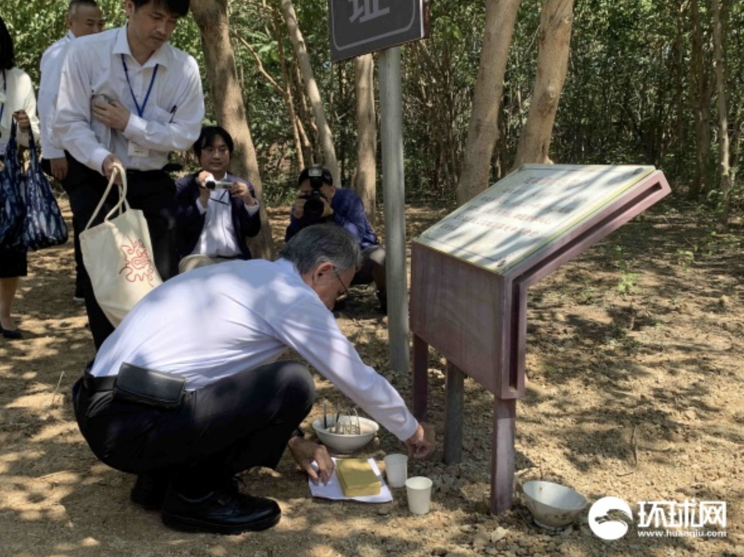 ▲▼沖繩知事玉城丹尼參拜北京「琉球國墓地」。(圖/翻攝環球網)