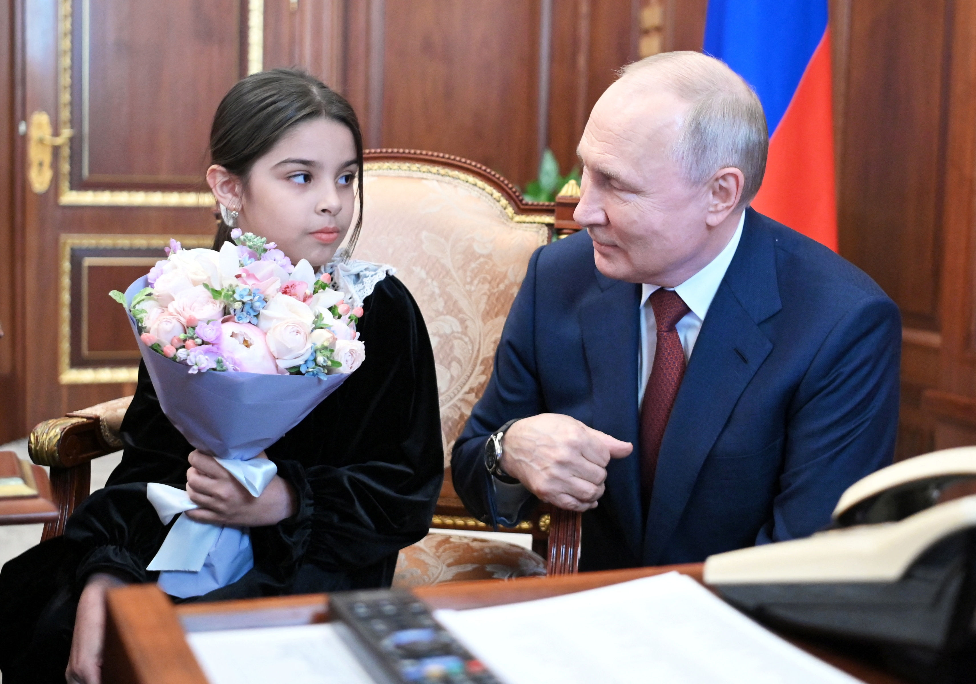 ▲▼普丁4日邀請8歲女童阿基波娃（Raisat Akipova）與其父母來到克里姆林宮作客。（圖／路透）