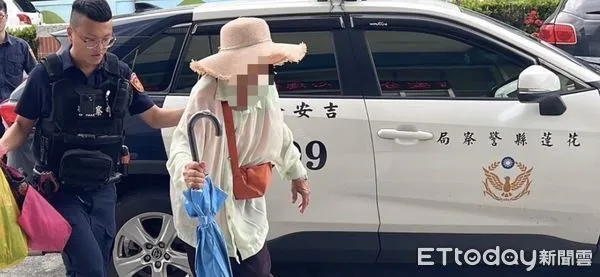 ▲因天氣炎熱擔心老婦人中暑，員警先將其帶回警所休息並提供飲品消暑。（圖／吉安警分局提供，下同）