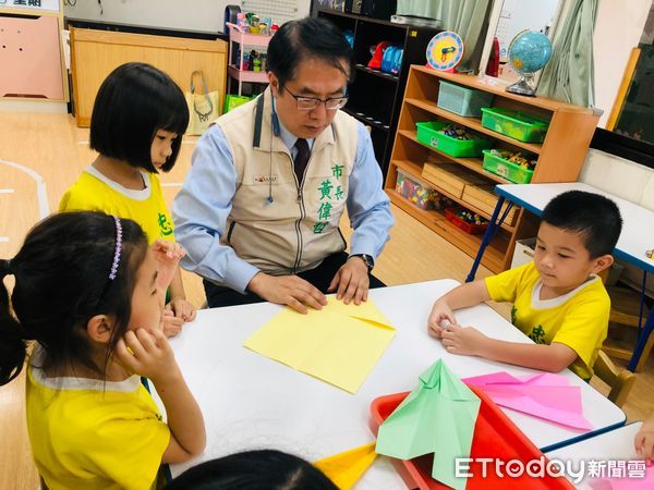 ▲台南市長黃偉哲市長5日前往忠義國小附幼訪視公幼延長照顧辦理情形，與幼兒園小朋友一起進行音樂律動與手作活動。（圖／記者林悅翻攝，下同）