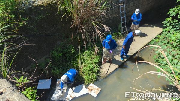 ▲▼新北貴子坑溪河面油污             。（圖／記者戴上容翻攝）