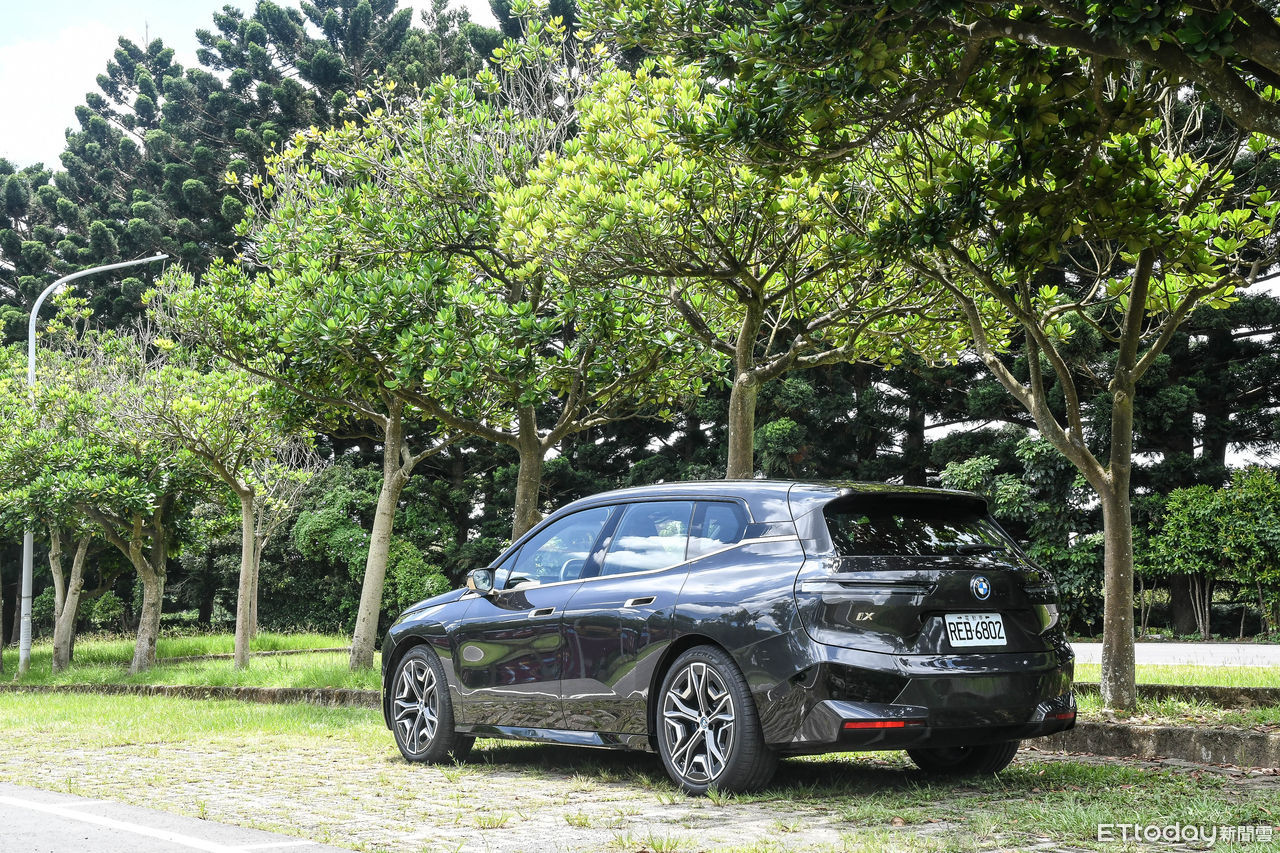 ▲BMW iX xDrive50不僅性能更會跑，科技奢華座艙更享受！（圖／記者徐煜展攝，以下同）