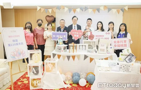 ▲桃園市長張善政今天邀請第230萬市民朱小弟弟全家人共同分享桃園市突破230萬人口喜悅，準備23項獎品並祝福平安順利長大。（圖／記者沈繼昌翻攝）