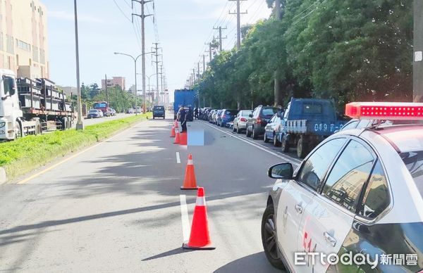 ▲桃園市觀音區今天下午發生死亡車禍，王姓男子騎機車超車時被大貨車擦撞倒地，後方大貨車閃避不及輾過傷重不治。（圖／記者沈繼昌翻攝）