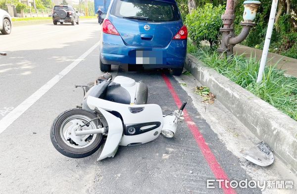 ▲桃園市觀音區今天下午發生死亡車禍，王姓男子騎機車超車時被大貨車擦撞倒地，機車被移至路肩處。（圖／記者沈繼昌翻攝）