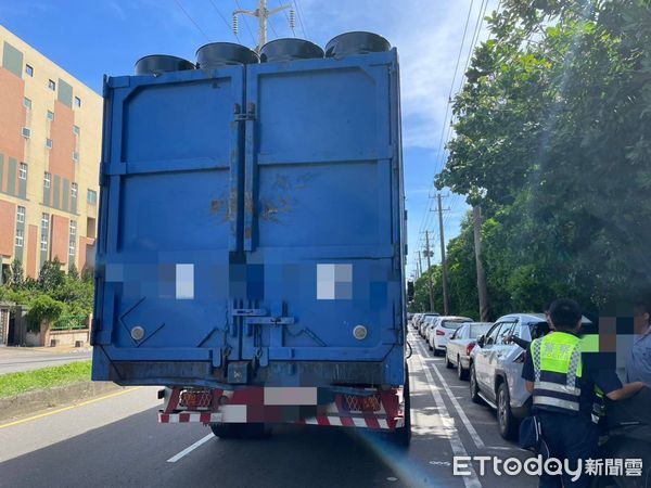 ▲桃園市觀音區今天下午發生死亡車禍，王姓男子欲超車時被大貨車擦撞倒地，後方大貨車閃避不及輾過王男，事發後來在現場。（圖／記者沈繼昌翻攝）