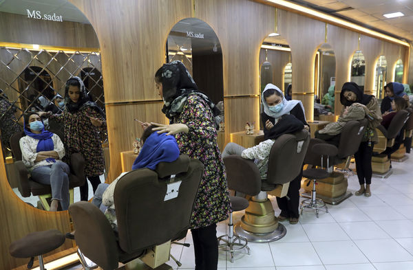 ▲▼塔利班下令關閉阿富汗所有「女性美容院」。（圖／達志影像／美聯社）