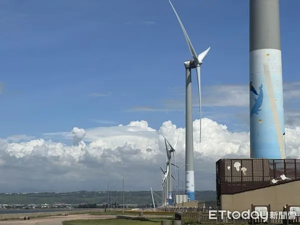 ▲▼高美濕地,海角明珠,台中,風力發電,海邊,大海。（圖／記者許權毅攝）