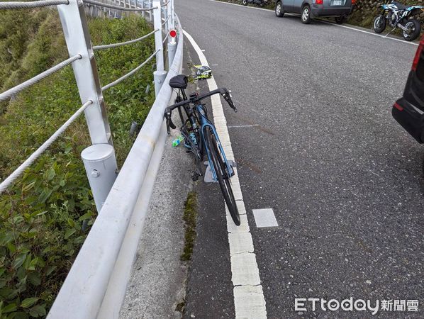 ▲▼合歡山重機「過彎自摔」！自行車騎士遭擊落　15萬元公路車裝備毀了。（圖／民眾提供）