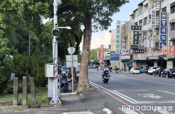 ▲永康分局5日晚上結合環保局、監理站及交通警察大隊等，實施聯合稽查取締改裝汽機車，另配合環保局裝設聲音照相科技執法系統。（圖／記者林悅翻攝，下同）