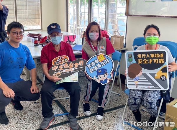 ▲東港警分局到琉球鄉本福村社區舉辦治安座談            。（圖／記者陳崑福翻攝）