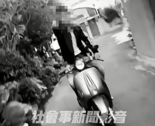 ▲網路社群流傳台南仁德1名男子持不明器械於大街上，拍攝行車糾紛影片，市警歸仁分局傳喚蔡姓男子到案說明，依法究辦。（圖／翻攝自社會事新聞影音，下同）