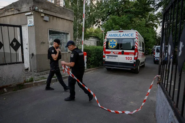 ▲▼烏克蘭基輔法院5日發生爆炸，男性被告出庭後將自己反鎖，後向安全部隊人員投擲爆裂物，並炸死自己。（圖／路透）