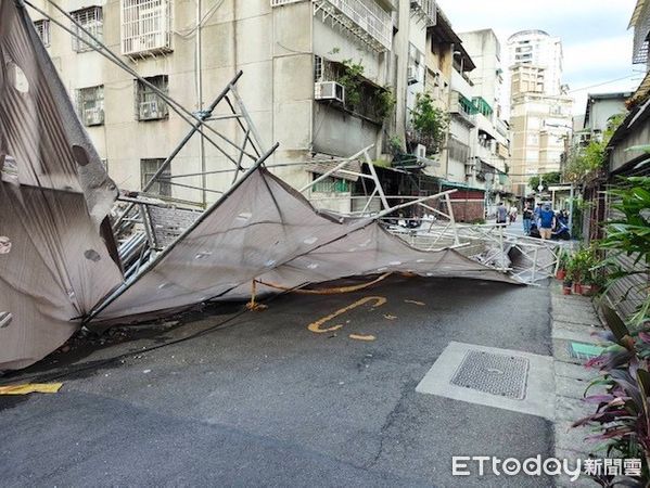 ▲▼中正區新建工程鷹架倒塌，所幸無傷人僅波及機車以及第四台電線。（圖／記者邱中岳翻攝）