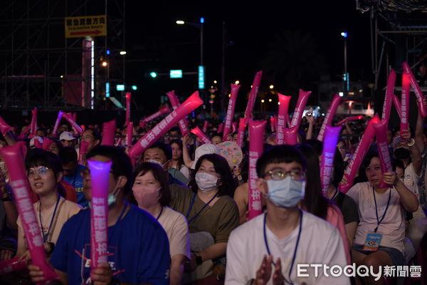 ▲▼夏戀嘉年華數萬名觀眾在陣陣涼風伴隨共賞原式好聲音。（圖／花蓮縣政府提供，下同）