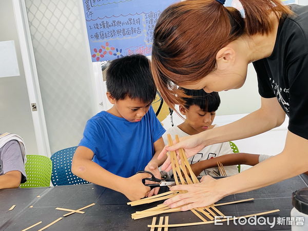 ▲老屋培力工作坊簡易竹編杯墊課程。（圖／記者楊漢聲翻攝）