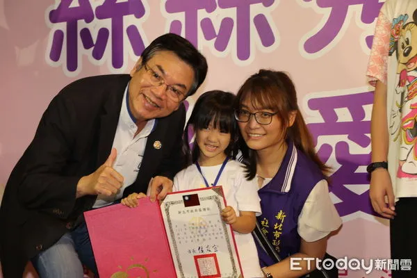 ▲▼ 捐髮活動中，年齡最小捐髮者是5歲李亦晴，旁為社工媽媽林岱珺。（圖／記者戴上容攝）