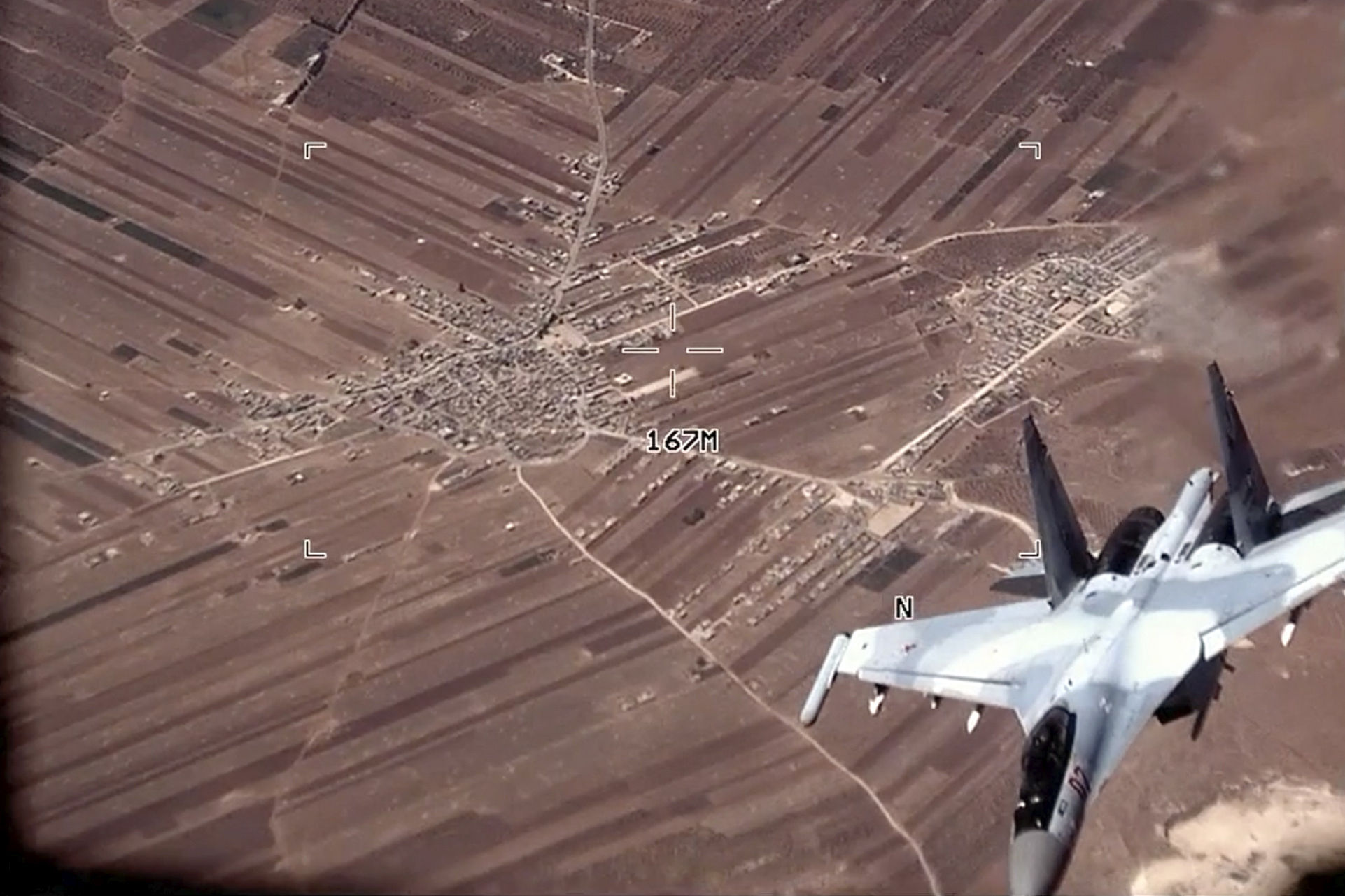 ▲▼美軍公布影像指控，俄軍蘇愷-35戰機在敘利亞刻意騷擾美軍無人機，投放降落傘照明彈。（圖／達志影像／美聯社）
