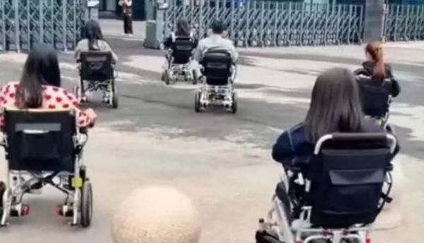 ▲▼廣州怪現象，年輕人騎電動輪椅上班             。（圖／翻攝 百度）