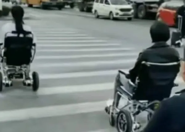 ▲▼廣州怪現象，年輕人騎電動輪椅上班             。（圖／翻攝 百度）