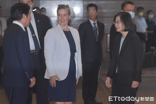 ▲▼蔡英文與賴清德一同出席AIT國慶酒會,中為AIT處長孫曉雅。（圖／記者李毓康攝）