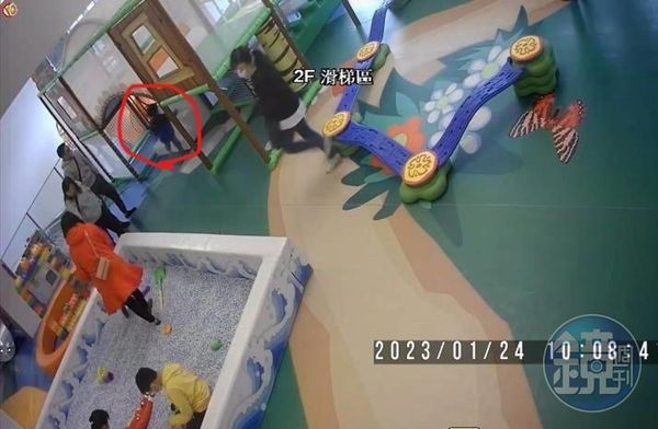 A小姐的小孩（紅圈處）於10點8分進入遊樂設施。（讀者提供）