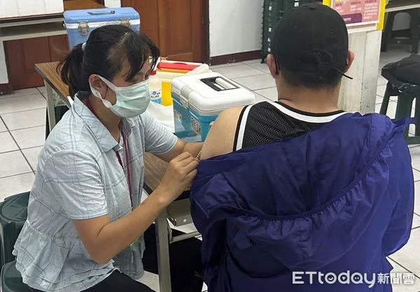 ▲▼花蓮衛生局呼籲符合接種對象者，請盡速完成接種2劑疫苗，取得完整保護力。（圖／花蓮衛生局提供，下同）