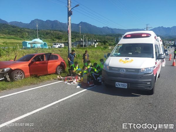 ▲不明原因自撞，3人送醫。（圖／記者楊漢聲翻攝）