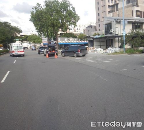 ▲▼休旅車右轉時撞倒機車，造成騎士擦傷，駕駛辯稱沒看到。（圖／民眾提供，下同）