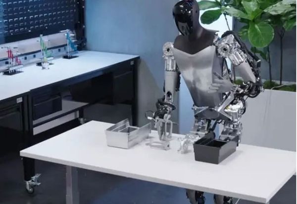 ▲▼ 這款名為Optimus的人形機器人搭載了與特斯拉汽車同源的最新科技，包括完全自動駕駛能力（FSD）電腦以及Tesla Vision視覺神經網路。。（圖／翻自Tesla官網）