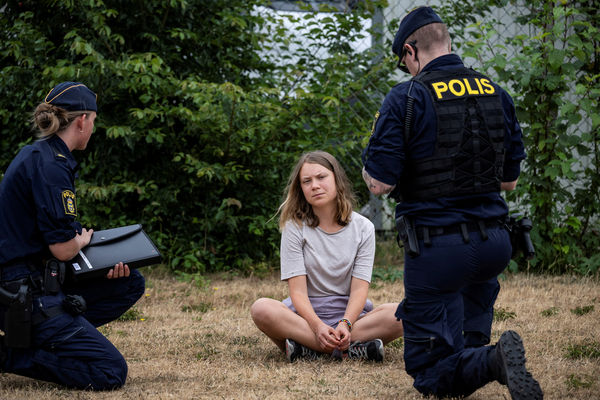 ▲▼氣候少女6月中旬在瑞典的石油運輸港抗議，結果遭警方架離。（圖／路透）