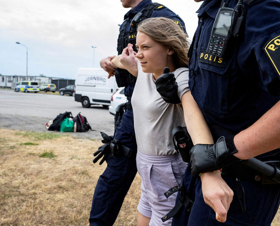 ▲▼氣候少女6月中旬在瑞典的石油運輸港抗議，結果遭警方架離。（圖／路透）