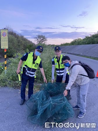 ▲為保護兇狠圓軸蟹順利繁衍，保七總隊第七大隊，配合台江國家公園管理處於今年7、8月陸蟹降海釋幼遷徙高峰期，在青草崙堤防防汛道路執行護蟹專案。（圖／記者林悅翻攝，下同）