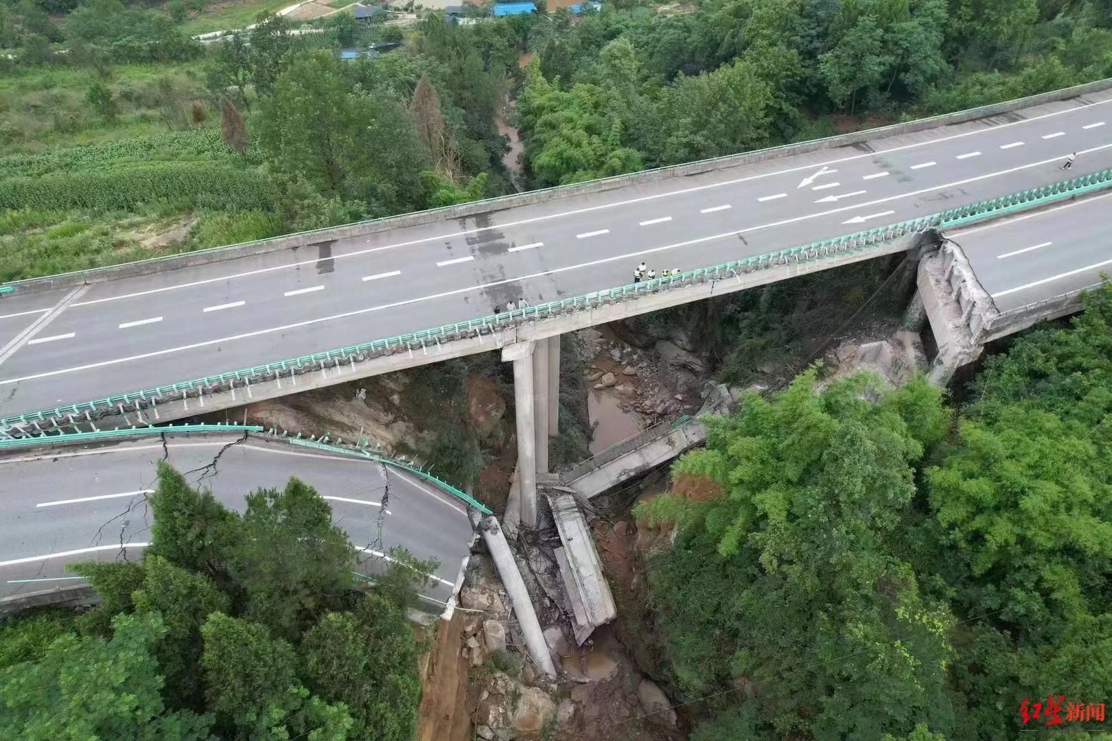 ▲▼恩廣高速一橋面坍塌。（圖／翻攝自紅星新聞／影片）
