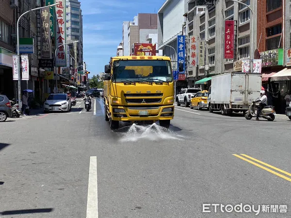 ▲台東縣環境保護局啟動洗街車，洗除塵土又降溫 。（圖／記者楊漢聲翻攝）