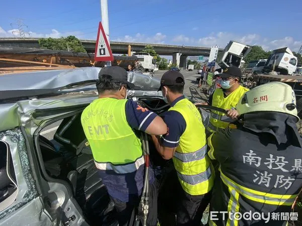 ▲南投女連撞2車，其中一台車遭撞後失控衝對向再遭聯結車撞上，乘客慘死。（圖／記者高堂堯翻攝，下同）