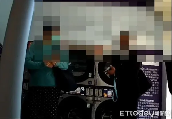 ▲王姓婦人將50萬元面交給簡姓車手。（圖／中壢警分局提供）