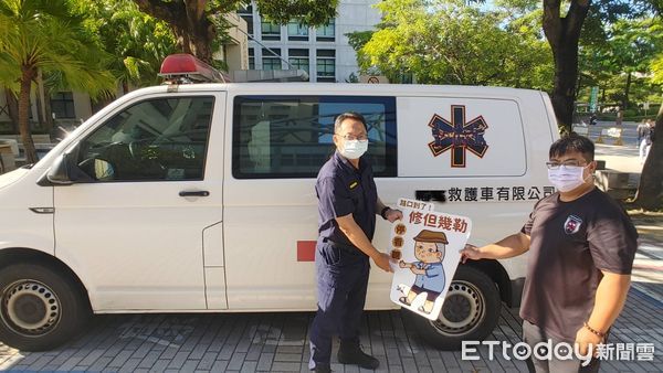 ▲台南市東區中華東路一段與中華東路一段80巷口，發生救護車與機車交通事故，造成機車騎士身亡，一分局交通組長率員即前往所轄醫院作救護車送醫交安宣導。（圖／記者林悅翻攝，下同）