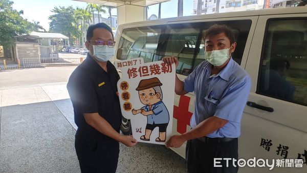 ▲台南市東區中華東路一段與中華東路一段80巷口，發生救護車與機車交通事故，造成機車騎士身亡，一分局交通組長率員即前往所轄醫院作救護車送醫交安宣導。（圖／記者林悅翻攝，下同）