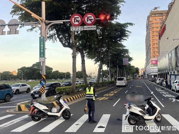 ▲台南市東區中華東路一段與中華東路一段80巷口，發生救護車與機車交通事故，造成機車騎士身亡，一分局交通組長率員即前往所轄醫院作救護車送醫交安宣導。（圖／記者林悅翻攝，下同）