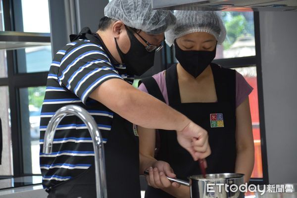 ▲米國學校開班教作泡芙。（圖／記者楊漢聲翻攝）