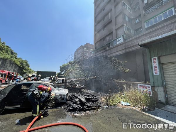 ▲▼新北市4台汽車竄火煙，警消當場10分鐘撲滅火勢。（圖／記者邱中岳翻攝）