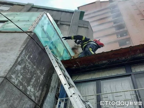 ▲彰化市三民路火警雲梯車救出頂樓受困少年。（圖／記者唐詠絮翻攝）