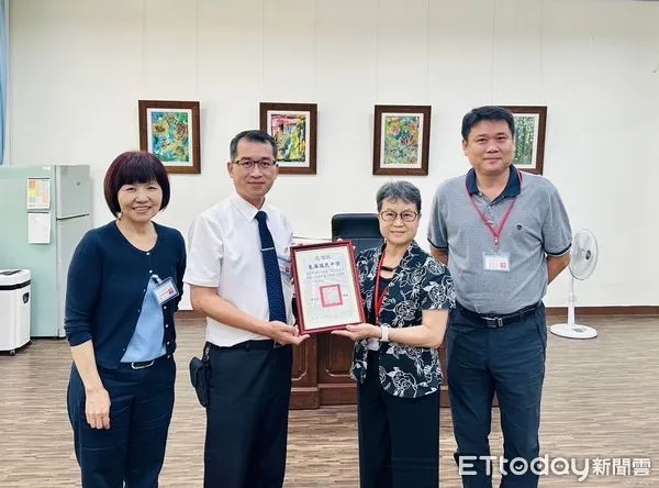 ▲周蓮香委員(右2)代表考選部頒贈東海國中感謝狀。（圖／記者楊漢聲翻攝）